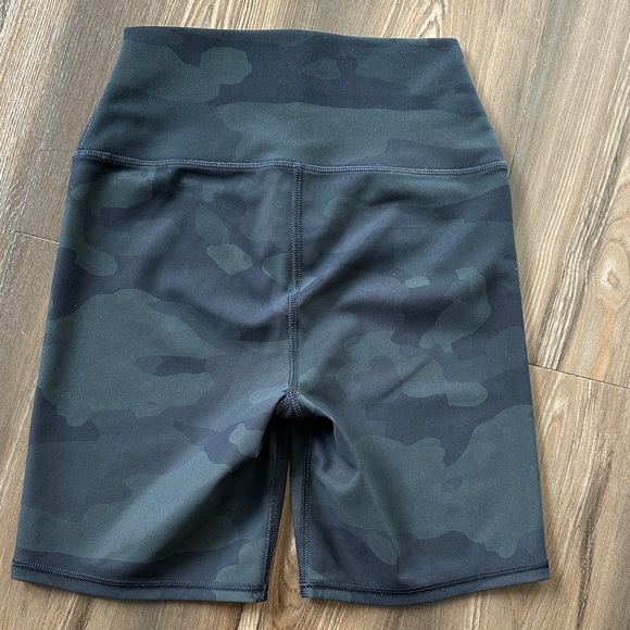 ALO Yoga Women's Dark Camo Bike Shorts - Picture 2 of 2